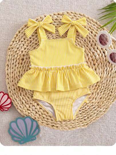 SHEIN Bộ áo tắm và quần short kẻ sọc bèo nhún trang trí nơ cho bé gái.