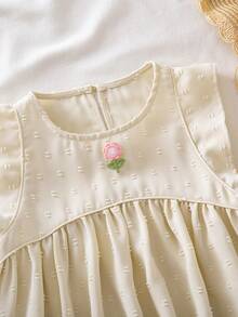 SHEIN 少女可愛刺繡花卉瑞士圓點上衣荷葉邊飾邊荷葉袖夏季上衣掛脖上衣背心上衣娃娃衫上衣柔軟上衣夏季上衣襯衫夏季服飾白色洋裝背心上衣白色上衣抹胸上衣可愛上衣度假 - 杏色 - 查看 4