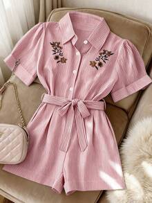 Franclia Bộ jumpsuit nữ mùa xuân/hè kiểu Pháp thanh lịch tối giản, tay ngắn, cổ ve lật, thêu họa tiết, thắt lưng, dáng lửng, màu xanh sọc, phong cách thường ngày. - Đỏ - Xem 1