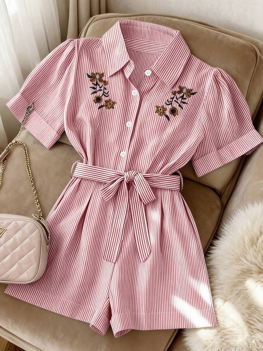 Franclia Bộ jumpsuit nữ mùa xuân/hè kiểu Pháp thanh lịch tối giản, tay ngắn, cổ ve lật, thêu họa tiết, thắt lưng, dáng lửng, màu xanh sọc, phong cách thường ngày. - Đỏ - Xem 1