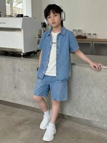 SHEIN Little Byeori 两件套青少年男童时尚休闲复古酷炫街头舒适简约基础款休闲蓝色牛仔短袖衬衫，立领设计，全松紧腰带，搭配宽松舒适的牛仔短裤，适合青少年男童日常穿着，也适合春夏派对、节日和街头服饰穿着，2026春夏新款时尚单品。 - 藍色 - 查看 1