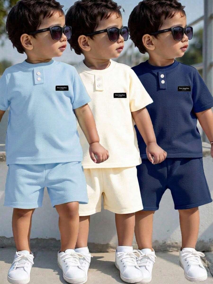 6 Stücke/Set Jungen lässig Sport College Street süße coole Buchstaben Patch T-Shirt + Shorts, geeignet für den täglichen Gebrauch, Schule, Ausflüge, Sport, Frühling/Sommer. Bietet mehrere Kombinationsmöglichkeiten für Kleinkinder Jungen, mit einfachem und elegantem Design, bequem und modisch. - Blau - Übersicht 1