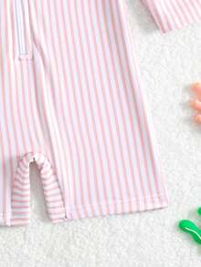 SHEIN Áo tắm chống nắng có khóa kéo cho bé trai sơ sinh/trẻ nhỏ, trang phục đi biển mùa hè. - Màu Hồng  San hô - Xem 4