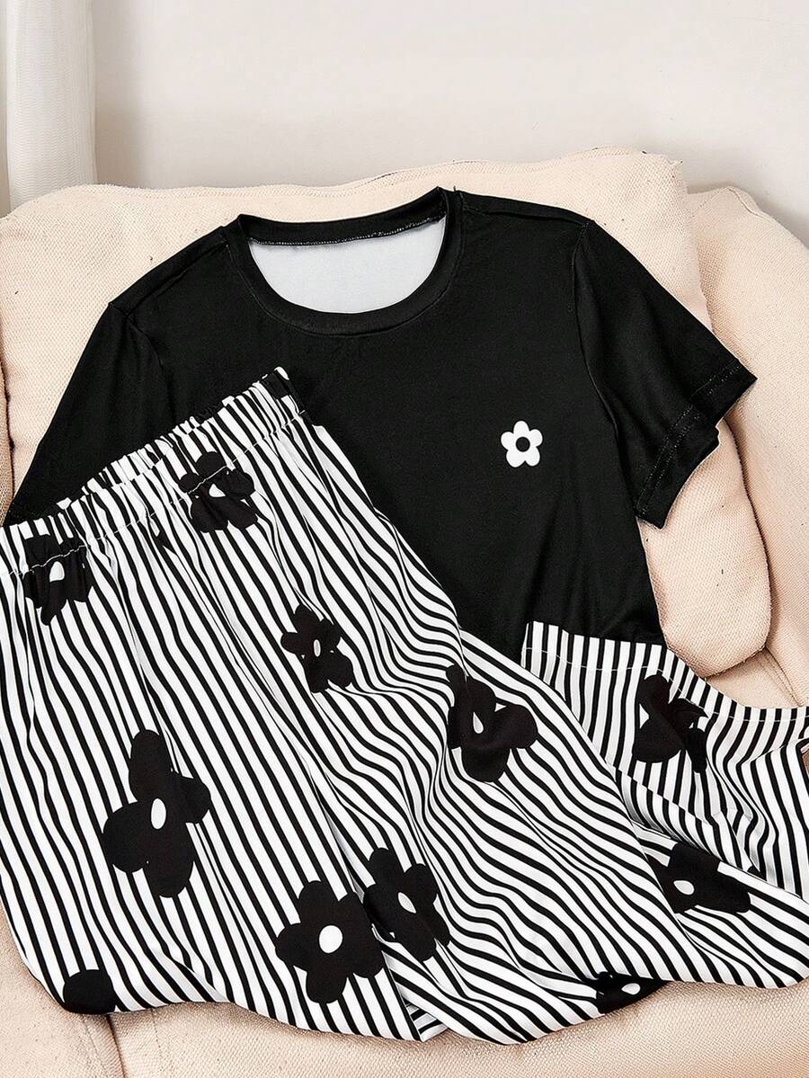 SHEIN 黑色印花T恤與黑白條紋花卉直筒褲套裝,寬鬆舒適顯身材。上衣附精緻花卉印花,隨性時尚且優雅。適合購物、外出與拍照,輕鬆打造充滿氛圍感的時尚童裝造型 - 黑色 - 查看 1
