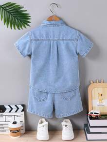 SHEIN Genkimix Kids 男童牛仔套装 夏季新款 复古风 浅蓝色水洗牛仔布 宽松版型 柔软棉质牛仔面料 日常穿着 海滩周末度假风 夏季基础休闲套装 - 淺色水洗藍 - 查看 3