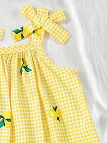 SHEIN Vintaside Kids Đầm babydoll dáng chữ A rộng rãi, họa tiết kẻ caro vàng và chanh mang đến cảm giác mùa hè tươi mát, điểm nhấn là chiếc nơ mềm mại tạo thêm nét duyên dáng tinh nghịch, lý tưởng cho những buổi đi chơi mùa xuân/hè. - Màu vàng - Xem 5