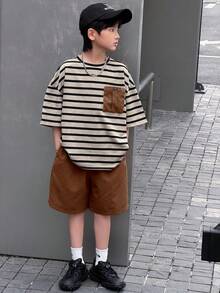 两件套儿童/青少年男童休闲韩版宽松条纹撞色印花口袋圆领短袖T恤和纯色短裤套装，适合通勤、上学、日常休闲、运动、春夏穿着。 - 棕色 - 查看 4