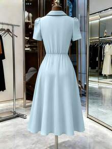 GlowEve CURVE Đầm midi dáng ôm eo cỡ lớn, cổ bẻ, viền đen và hàng cúc đôi bằng kim loại mạ vàng, kiểu dáng thanh lịch. - Màu xanh lam - Xem 2