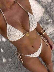 Bonvoyette Bộ bikini 2 mảnh màu mơ, chất liệu ren jacquard, kiểu cổ yếm, mặt dây chuyền kim loại hình hoa, hở lưng, buộc dây bên hông, gợi cảm dành cho nữ. - Màu be - Xem 3