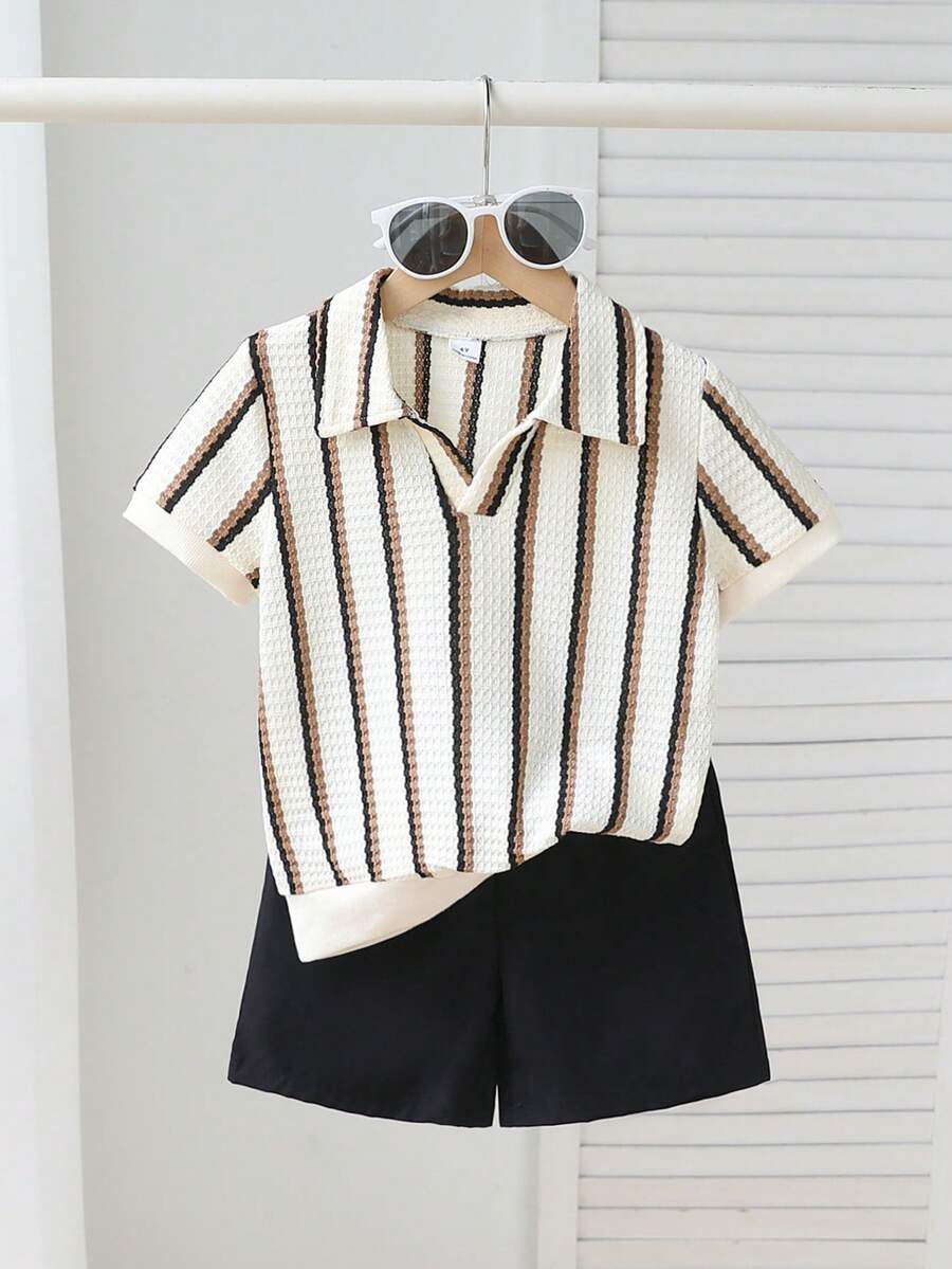 SHEIN Playful Pals 2 pièces Ensemble polo à manches courtes avec imprimé rayé et short de couleur unie pour jeune garçon - Noir - Voir 1