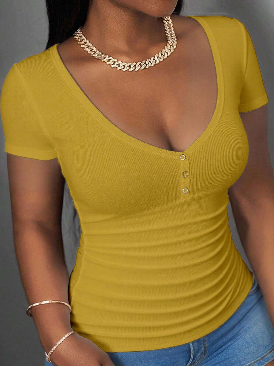Slaydiva 2025夏季秋季新款休閒基礎百搭V領短袖側褶修身女款T恤,適合日常、旅行、開學、畢業、派對聚會、休閒、早午餐、機場,基礎百搭夏季上衣 - 芥末黃 - 查看 1