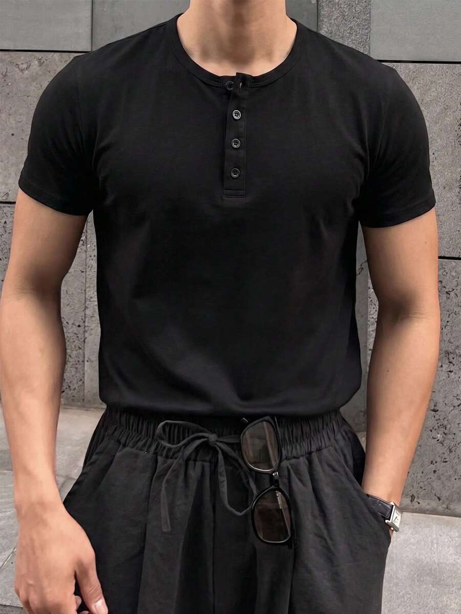 DAZY Camiseta de hombre de ajuste slim con media cremallera, de tela elástica negra - Negro - Ver 1