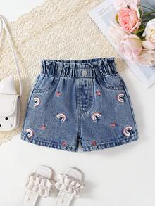 SHEIN Playful Pals 女婴牛仔短裤，夏季新品，时尚休闲可爱风，浅蓝色复古水洗牛仔布，弹性腰带荷叶边设计，彩虹爱心刺绣结合做旧水洗工艺，宽松直筒版型，柔软舒适面料，百搭日常休闲，适合夏季度假等多种场合。 - 中等水洗藍 - 查看 5