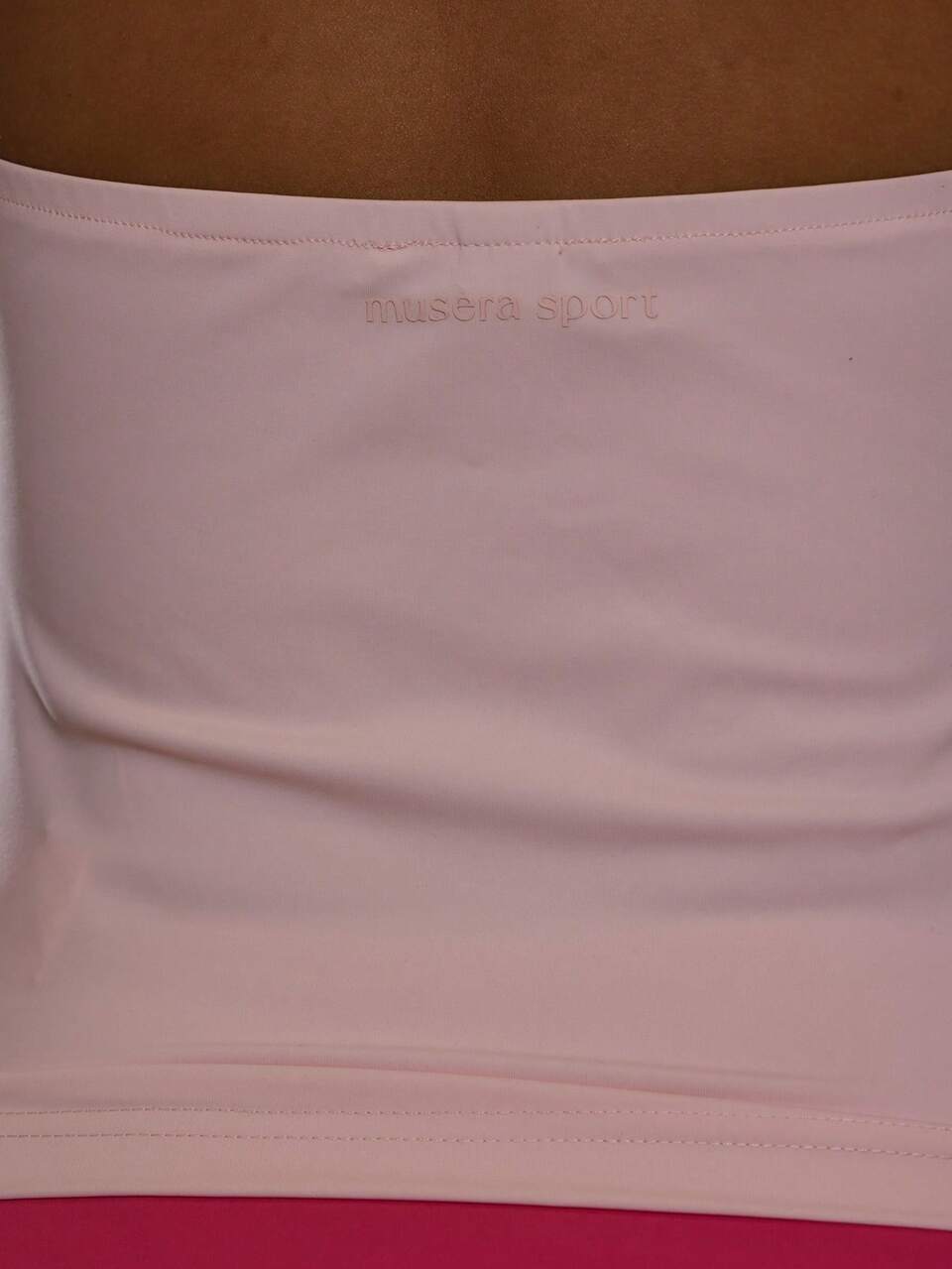 Top deportivo rosa con cuello halter