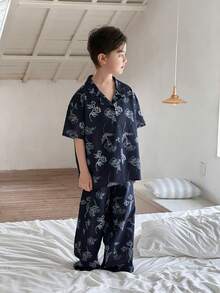 Dazy Kids Bộ đồ ngủ gồm áo sơ mi cổ bẻ in họa tiết cài cúc và quần ống đứng, thích hợp cho bé trai tuổi thiếu niên. - Màu xanh hải quân - Xem 1