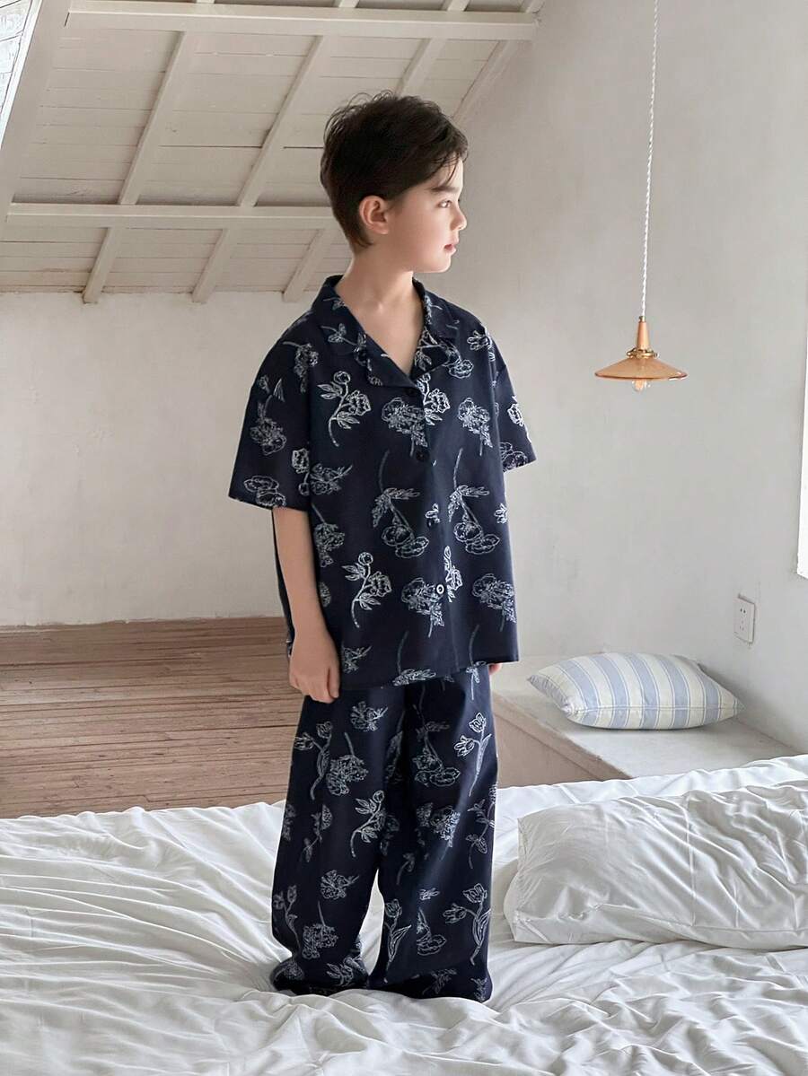 Dazy Kids Bộ đồ ngủ gồm áo sơ mi cổ bẻ in họa tiết cài cúc và quần ống đứng, thích hợp cho bé trai tuổi thiếu niên. - Màu xanh hải quân - Xem 1