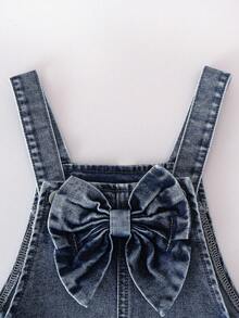 SHEIN Genkimix Kids 女童时尚百搭牛仔背带裤，春夏秋冬皆宜，复古中蓝色牛仔布，粉色爱心刺绣点缀，胸前饰有大蝴蝶结，宽松直筒裤型，面料柔软舒适，适合日常外出和上学穿着。 - 淺色水洗藍 - 查看 5