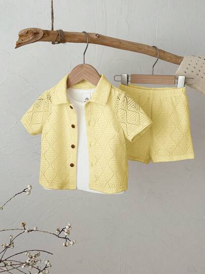 SHEIN Bộ 2 món cho bé trai, áo thun ngắn tay khoét lỗ màu trơn và quần short, quần áo thoải mái thường ngày cho bé trai mùa xuân/hè.