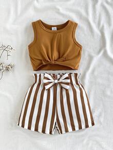 SHEIN Vintaside Kids Set de tops y shorts de verano para bebé niña con nudo en el dobladillo del top y estampado a rayas en la cintura con cinturón - Marrón - Ver 1