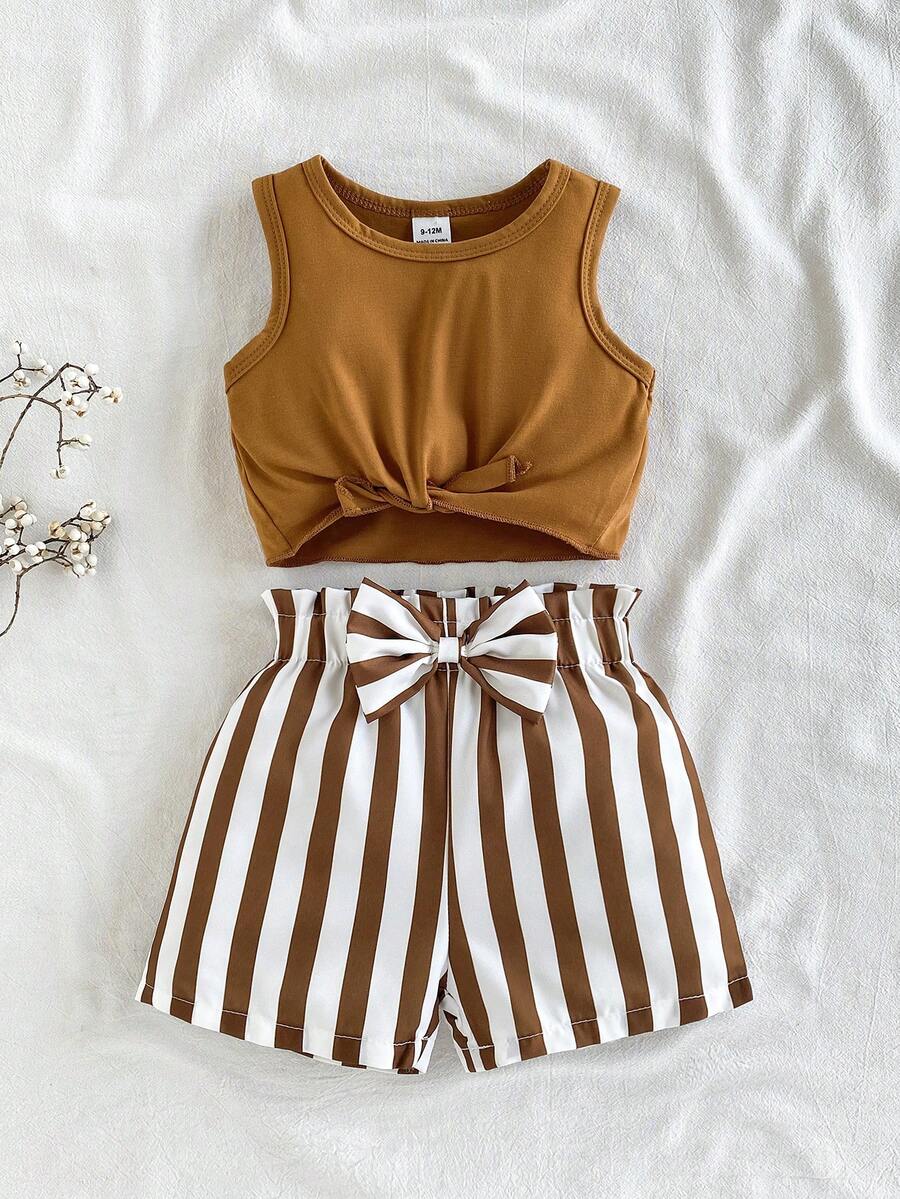 SHEIN Vintaside Kids Set de tops y shorts de verano para bebé niña con nudo en el dobladillo del top y estampado a rayas en la cintura con cinturón - Marrón - Ver 1