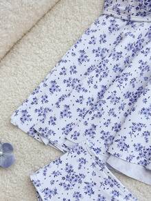 SHEIN 少女小碎花分體式比基尼套裝，藍白配色，夏季，隨機碎花三角掛脖比基尼上衣與泳褲，可愛海灘度假泳衣 - 藍白色 - 查看 5