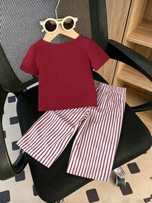 SHEIN 2件組嬰兒女童夏季紅白條紋休閒工作風短袖T恤刺繡裝飾條紋長褲套裝，適合日常上學穿著 - 酒紅色 - 查看 3