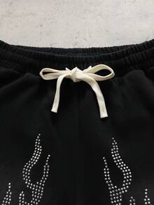 ROMWE MEN Pantalones cortos con cordón en la cintura, estampado de llamas con diamante de imitación, estilo urbano para hombres - Negro - Ver 4