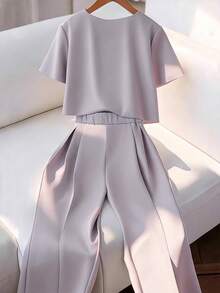 GlowEve CURVE Bộ 2 món thời trang nữ cỡ lớn, màu trơn, thanh lịch, cổ tròn, tay ngắn, cài cúc kim loại và quần dài ống đứng xếp ly, phù hợp cho mùa xuân/hè, phong cách công sở thường ngày. - Bụi tím - Xem 2