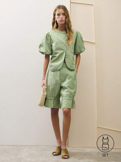 Nöista Conjunto de dos piezas a rayas verdes con blusa de manga abullonada y botones, y shorts a la rodilla a juego con recogido. Perfecto para brunch, picnic, vacaciones, pueblo de playa, salida de fin de semana, almuerzo casual, fiesta de jardín, estilo bohemio, festival, verano, fiesta de piscina.