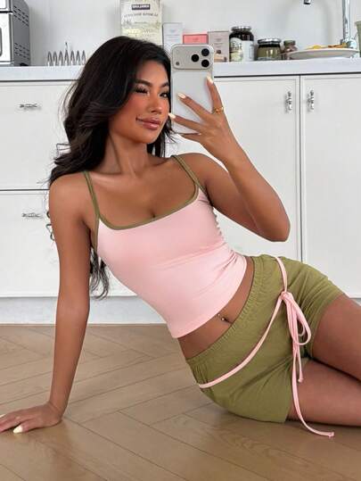 ZzzCrew Conjunto de pijama sexy de ajuste ceñido con camiseta de tirantes con cuello en U con ribete de color contrastante + shorts con cordones únicos