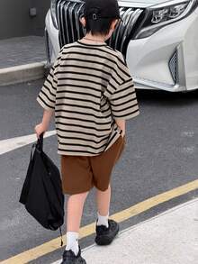 两件套儿童/青少年男童休闲韩版宽松条纹撞色印花口袋圆领短袖T恤和纯色短裤套装，适合通勤、上学、日常休闲、运动、春夏穿着。 - 棕色 - 查看 2