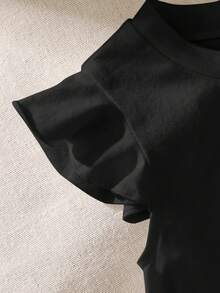 SHEIN Camiseta casual holgada para niña con cuello redondo y dobladillo con volantes de unicolor - Negro - Ver 3