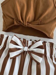 SHEIN Vintaside Kids Set de tops y shorts de verano para bebé niña con nudo en el dobladillo del top y estampado a rayas en la cintura con cinturón - Marrón - Ver 6