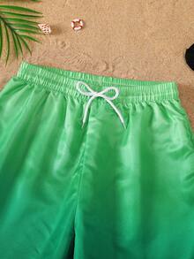 SHEIN Shorts de baño personalizados cómodos con estampado degradado para adolescentes, adecuados para vacaciones, piscina y playa - Verde - Ver 3