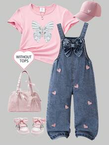 SHEIN Genkimix Kids 女童时尚百搭牛仔背带裤，春夏秋冬皆宜，复古中蓝色牛仔布，粉色爱心刺绣点缀，胸前饰有大蝴蝶结，宽松直筒裤型，面料柔软舒适，适合日常外出和上学穿着。 - 淺色水洗藍 - 查看 4
