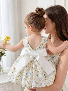 SHEIN Glamorique Kids 女婴碎花连衣裙，婴儿刺绣缎面蝴蝶结连衣裙，V领无袖露背公主裙，适合复活节派对 - 黃色 - 查看 8