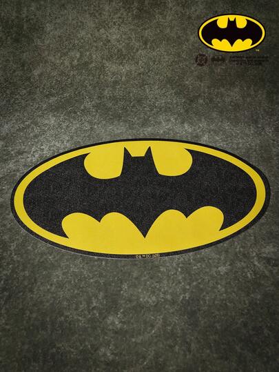 Batman X Joivida 这款椭圆形餐垫印有卡通动画标志和蝙蝠图案，尺寸为 55x31 厘米。餐垫采用皮革质感面料，耐高温。适用于家庭厨房、餐厅、聚会和日常生活。它是送给超级英雄爱好者、朋友和家人的理想礼物，也适合在节假日和生日时赠送。
