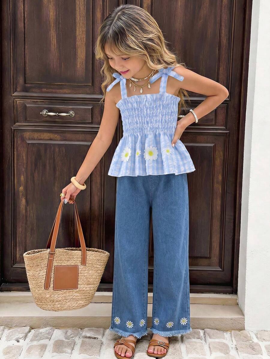 SHEIN Set de 2 piezas Camiseta de tirantes con textura de cuadros y decoración de lazo 3D + Pantalones vaqueros bordados para niña, conjunto casual de primavera/verano lindo para uso diario - Azul - Ver 1
