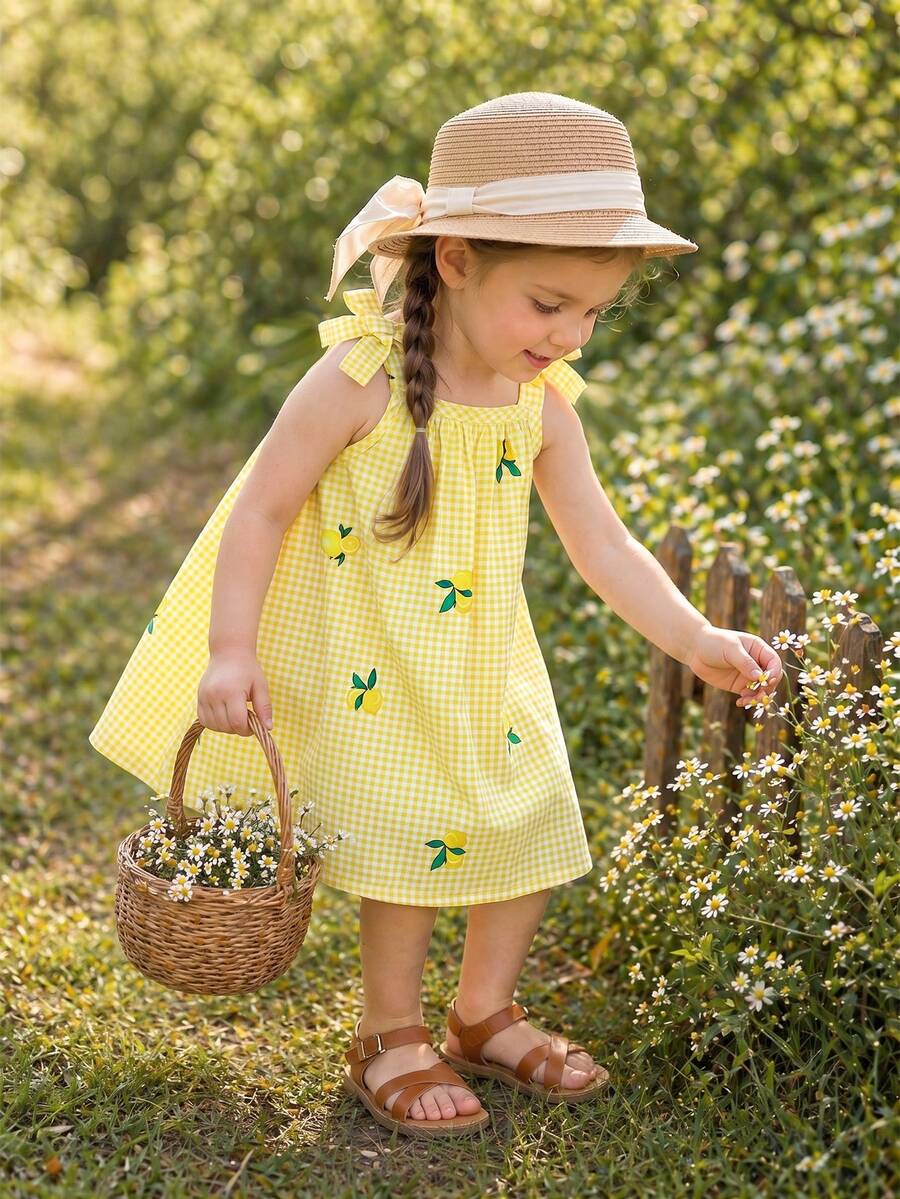 SHEIN Vintaside Kids Đầm babydoll dáng chữ A rộng rãi, họa tiết kẻ caro vàng và chanh mang đến cảm giác mùa hè tươi mát, điểm nhấn là chiếc nơ mềm mại tạo thêm nét duyên dáng tinh nghịch, lý tưởng cho những buổi đi chơi mùa xuân/hè. - Màu vàng - Xem 1