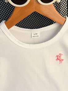 SHEIN Playful Pals 2件組女嬰夏季休閒可愛工作裝套裝，白色短袖刺繡裝飾T恤搭配藍白條紋長褲，適合上學穿著 - 粉色 - 查看 3