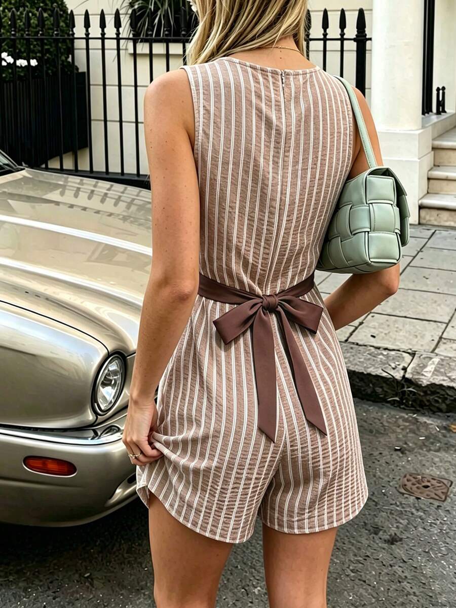 SHEIN PariChic Bộ jumpsuit không tay dáng suông kẻ sọc thắt eo, phong cách nghỉ mát mới dành cho nữ. - Cà phê nâu - Xem 1