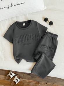 SHEIN 2 Stück/Set Unisex Jungen/Mädchen Lässige Mode Grafik Muster Kurzarm T-Shirt und Hose Set, Frühling/Sommer - Grau - Übersicht 1