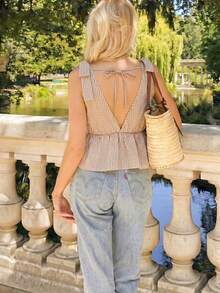 Pariaura Áo croptop cổ chữ V kẻ caro đỏ trắng cổ điển ngọt ngào - Dây nơ, lưng hở, viền bèo nhún, thích hợp cho mùa xuân hè. Áo croptop ôm dáng thanh lịch kẻ caro đỏ trắng cổ chữ V - Dây nơ, lưng hở, viền bèo nhún, thích hợp cho mùa xuân hè. Áo croptop trẻ trung, rực rỡ kẻ caro đỏ trắng cổ chữ V - Dây nơ, lưng hở, viền bèo nhún, thích hợp cho mùa xuân hè. - Cà phê nâu - Xem 2