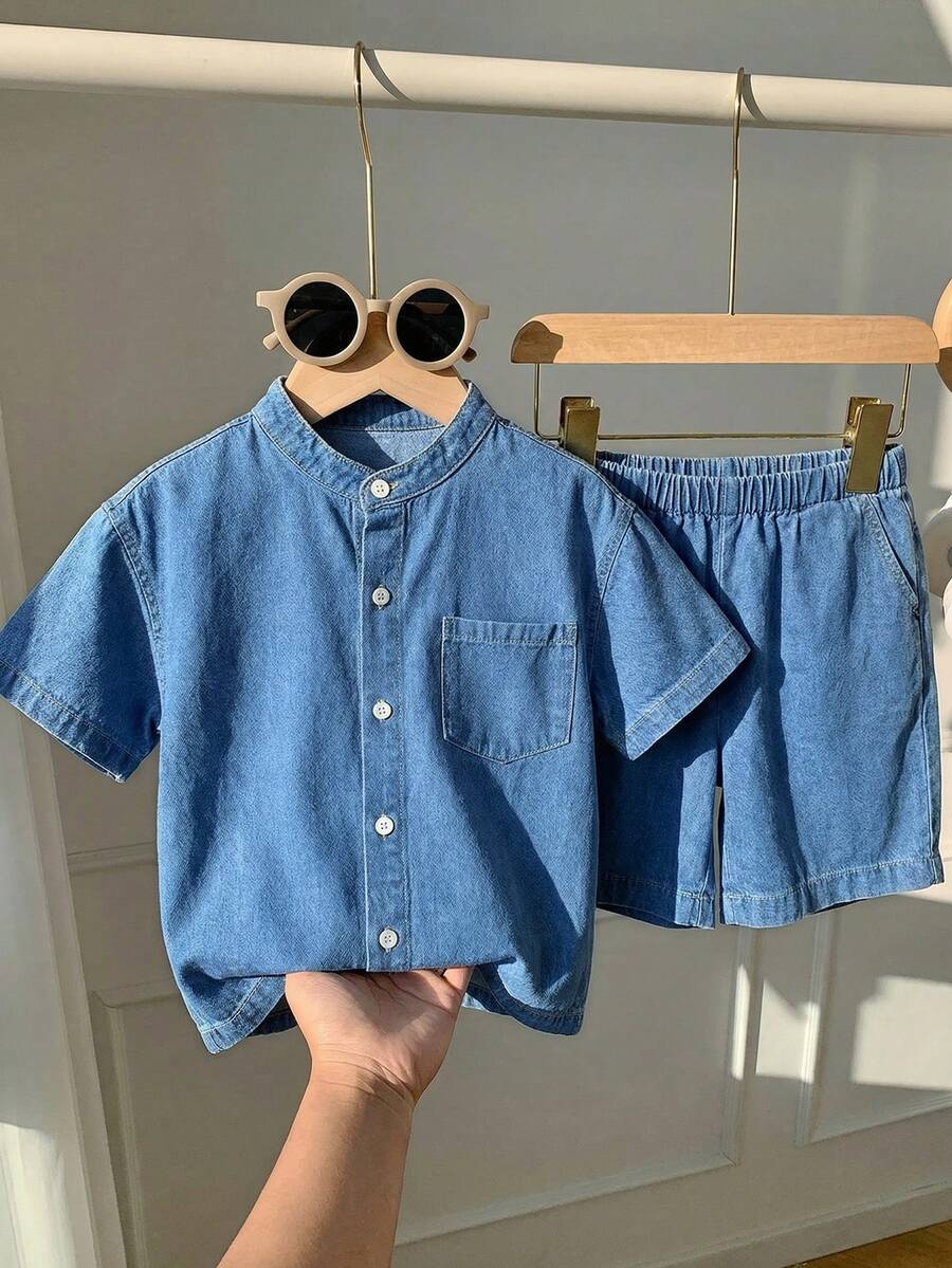 SHEIN 适合青少年男孩的时尚返校节街头服饰混搭百搭设计Y2K复古酷炫街头两件套,包括一件宽松的蓝色牛仔短袖衬衫(小立领)和一条宽松舒适的牛仔短裤,适合青少年男孩日常穿着,也适合春夏派对、节日和街头服饰。 - 藍色 - 查看 1
