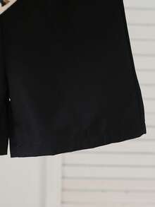 SHEIN Playful Pals 2 pièces Ensemble polo à manches courtes avec imprimé rayé et short de couleur unie pour jeune garçon - Noir - Voir 5