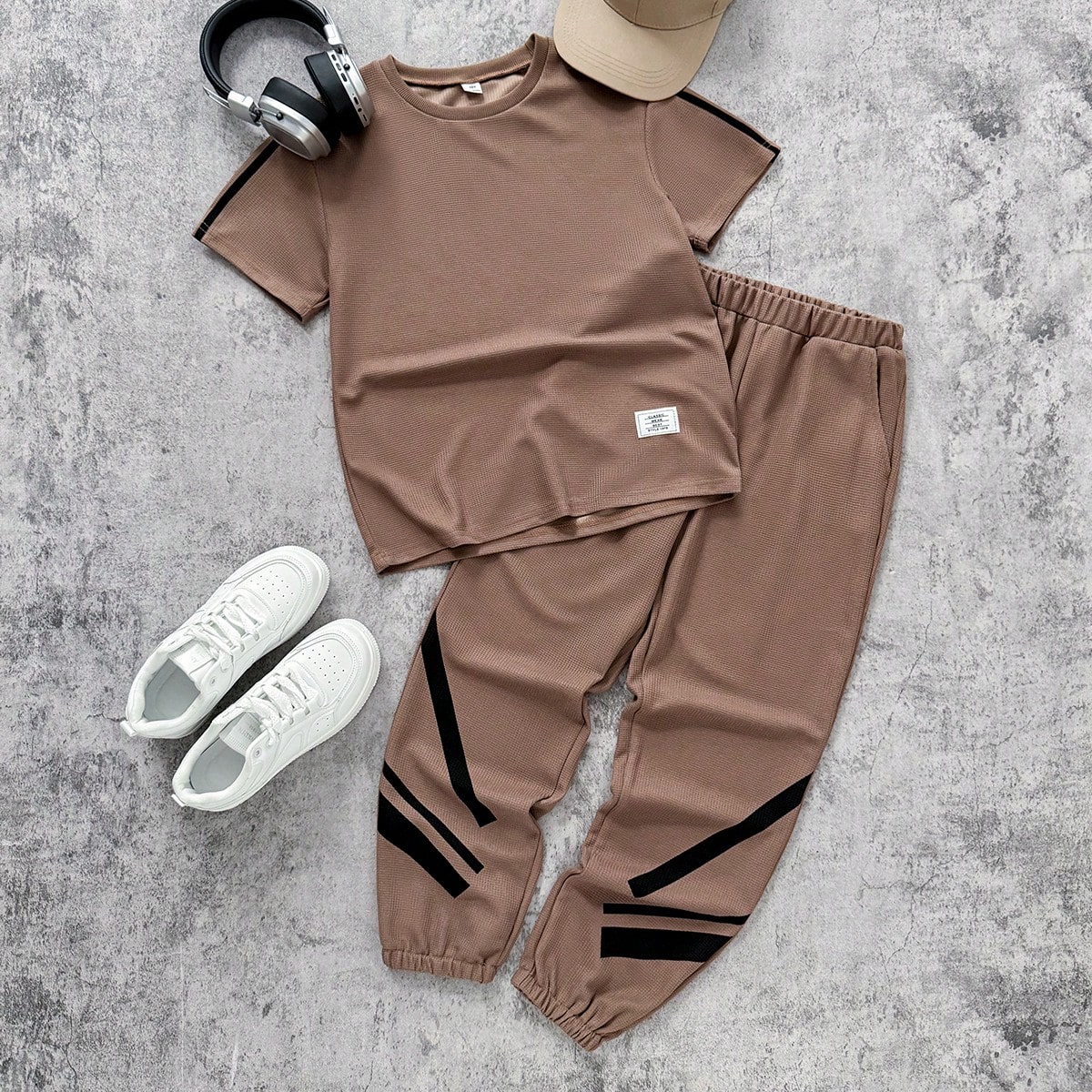 Set de 2 piezas: Camiseta de manga corta con diseño de línea negra y textura de gofre casual para niños + Pantalón deportivo de punto para primave