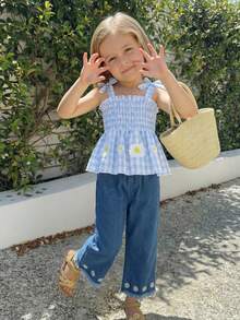 SHEIN Set de 2 piezas Camiseta de tirantes con textura de cuadros y decoración de lazo 3D + Pantalones vaqueros bordados para niña, conjunto casual de primavera/verano lindo para uso diario - Azul - Ver 9