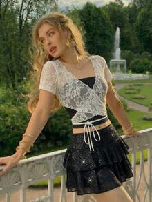 SHEIN MOD Blusa de mujer de manga corta con contraste de encaje y diseño cruzado, de estilo sexy y de moda para el verano - Blanco y Negro - Ver 1