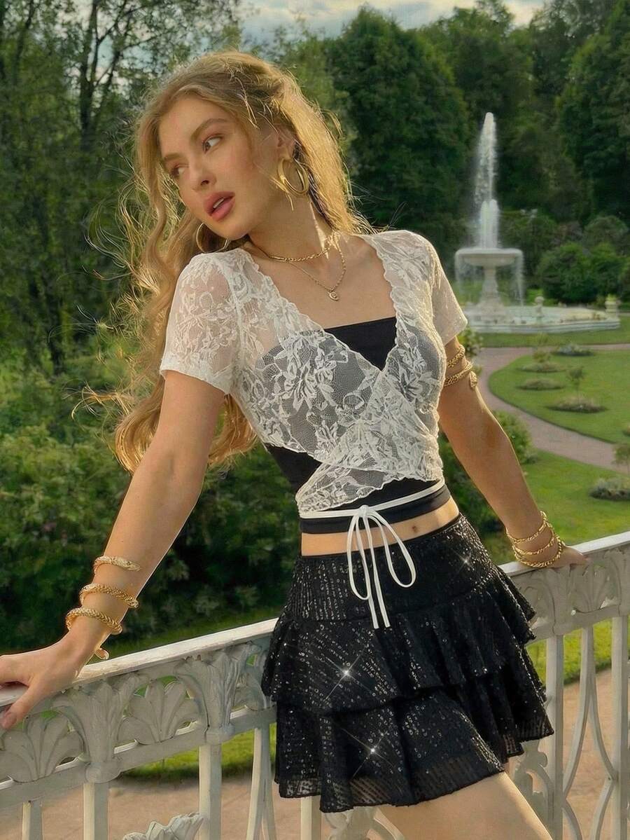 SHEIN MOD Blusa de mujer de manga corta con contraste de encaje y diseño cruzado, de estilo sexy y de moda para el verano - Blanco y Negro - Ver 1