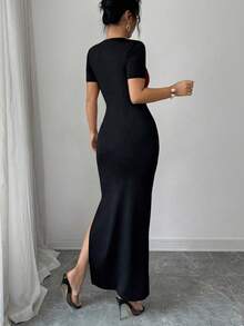 SHEIN Đầm nữ mùa hè mới, gợi cảm, hai màu, ôm sát eo, tay ngắn, cổ vuông. Được làm từ chất liệu vải có họa tiết, với thiết kế cổ vuông hình trái tim, tay ngắn và viền eo màu đen tương phản, kết hợp giữa vẻ quyến rũ và sự thanh lịch tinh tế. Thích hợp cho các bữa tiệc, hẹn hò hoặc các dịp bán trang trọng, chiếc đầm ôm sát hai màu này là một món đồ không thể thiếu trong tủ quần áo. - Màu Đỏ Sâu - Xem 2